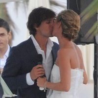 El hermano de Amaia Salamanca y su mujer besándose en su boda