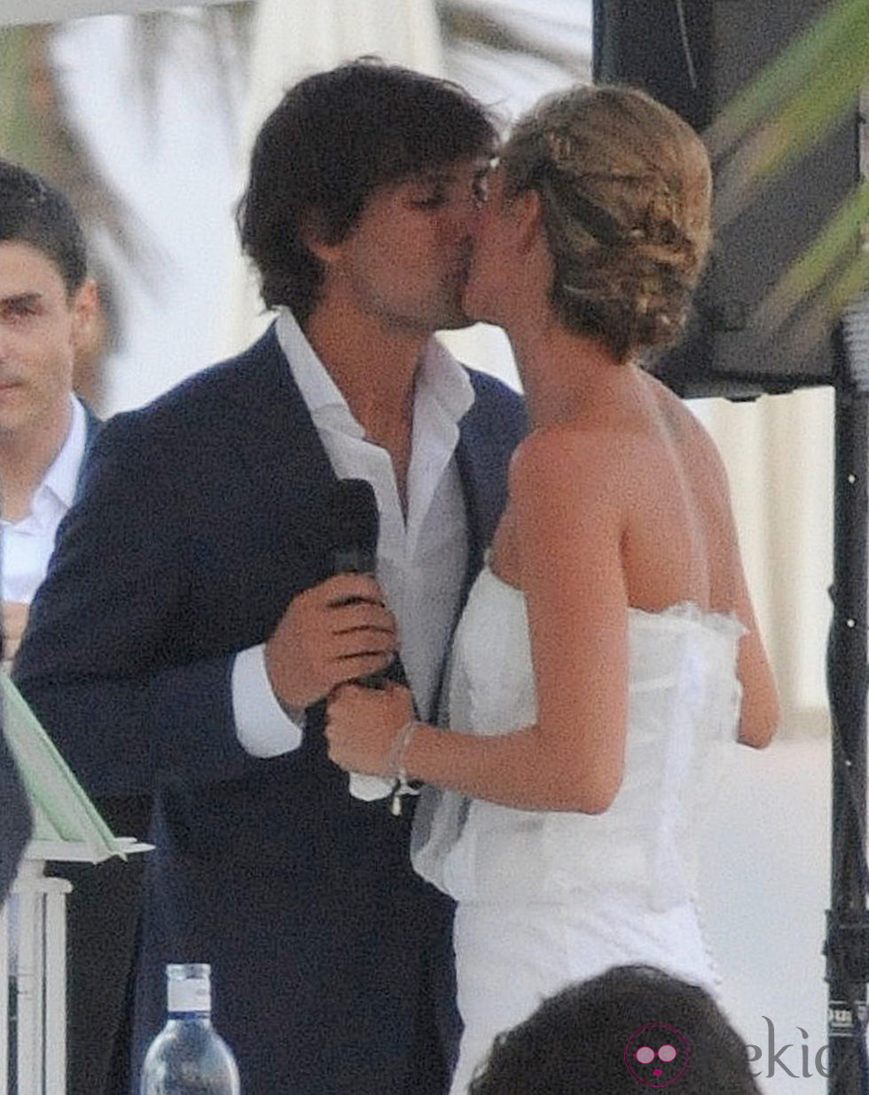 El hermano de Amaia Salamanca y su mujer besándose en su boda