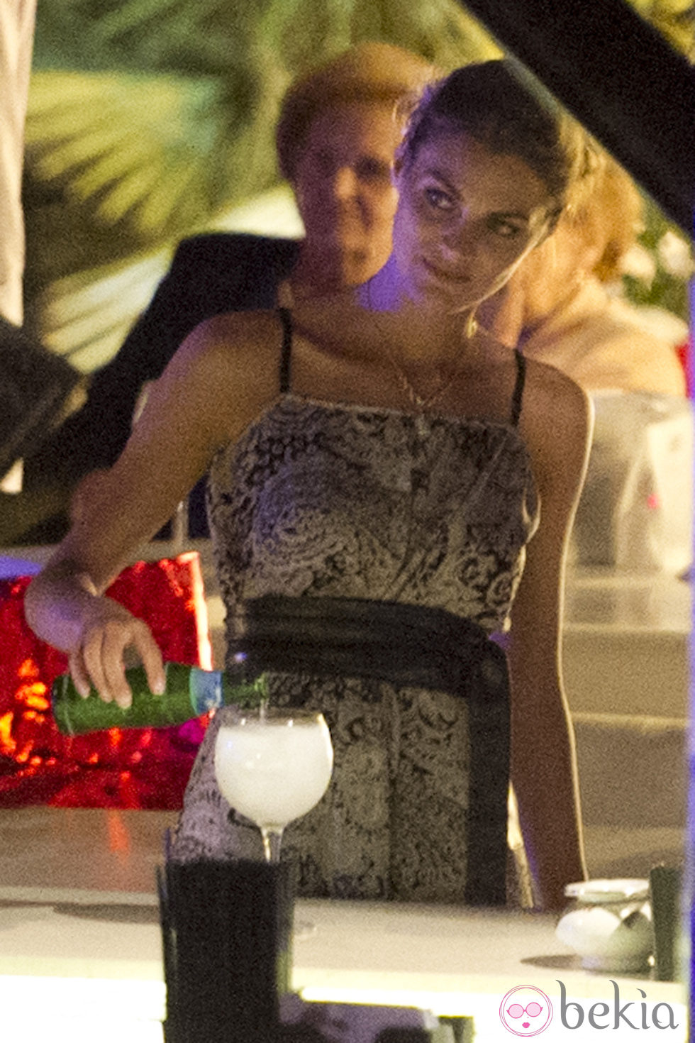 Amaia Salamanca se toma una copa en la boda de su hermano Mikel