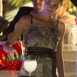 Amaia Salamanca se toma una copa en la boda de su hermano Mikel