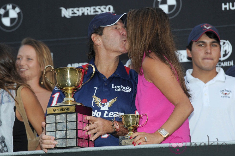 Víctor Vargas y Beatriz Hernández besándose en la final de Polo de Sotogrande