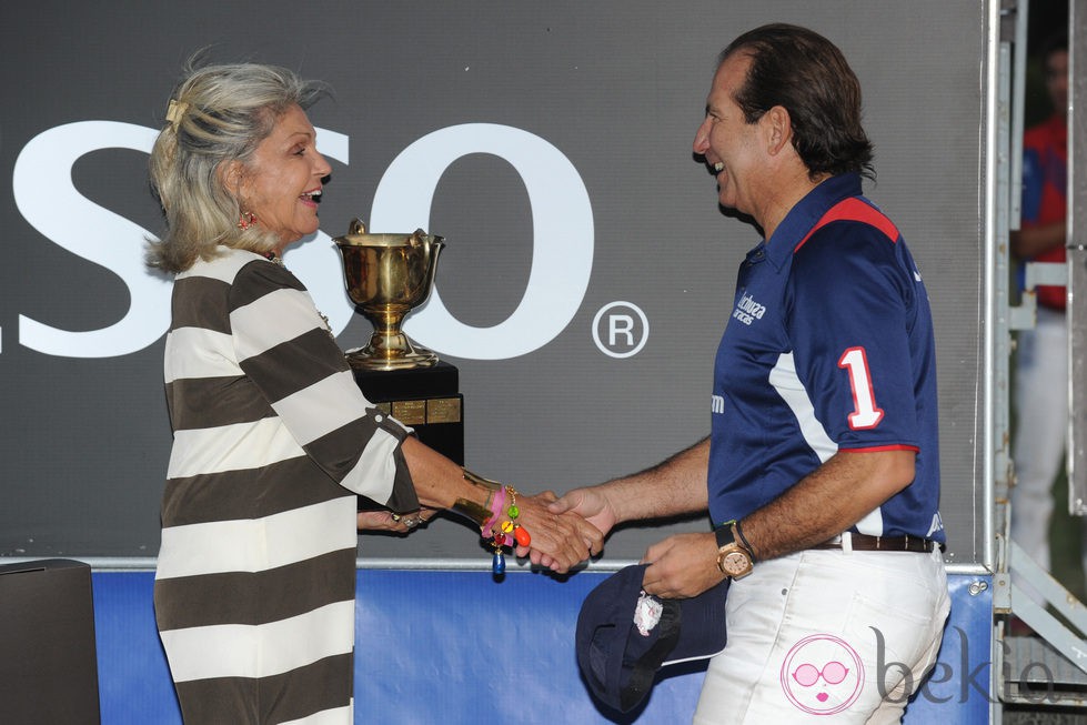Beatriz de Orleans entrega la copa a Víctor Vargas en la final de Polo de Sotogrande