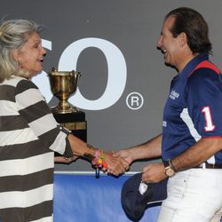 Beatriz de Orleans entrega la copa a Víctor Vargas en la final de Polo de Sotogrande