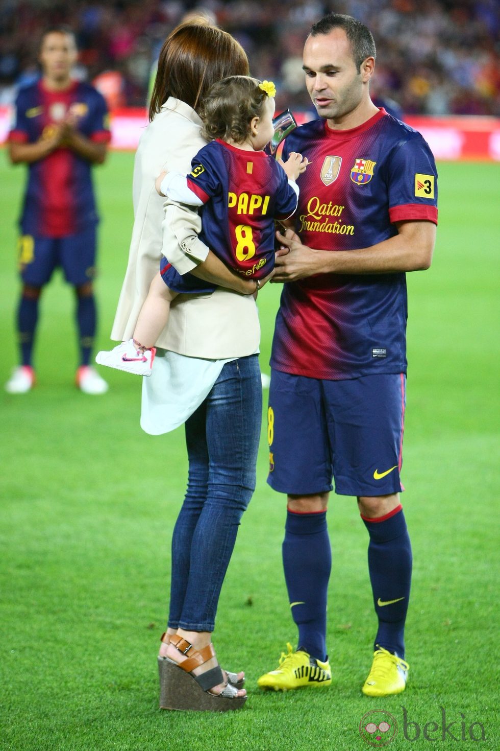 Andrés Iniesta con Anna Ortiz y su hija Valeria en el Camp Nou