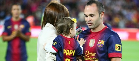 Andrés Iniesta con Anna Ortiz y su hija Valeria en el Camp Nou