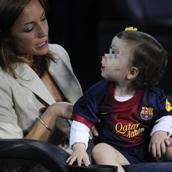 Anna Ortiz con su hija Valeria Iniesta en el Camp Nou