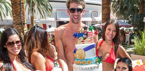 Michael Phelps con la tarta que le regalaron unas chicas en Las Vegas