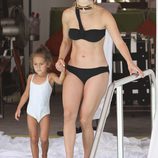 Jennifer Lopez en bikini junto a su hija Emme durante un día de piscina