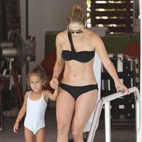 Jennifer Lopez en bikini junto a su hija Emme durante un día de piscina