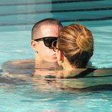 Jennifer Lopez y Casper Smart se besan durante un baño en la piscina