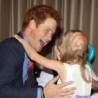 El Príncipe Harry abraza a una niña en los premios de la Fundación Wellchild