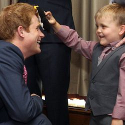 El Príncipe Harry bromea con un niño en los Premios de la Fundación Wellchild