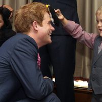 El Príncipe Harry bromea con un niño en los Premios de la Fundación Wellchild