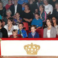 La Princesa Mary de Dinamarca con sus hijos en el circo Dannebrog