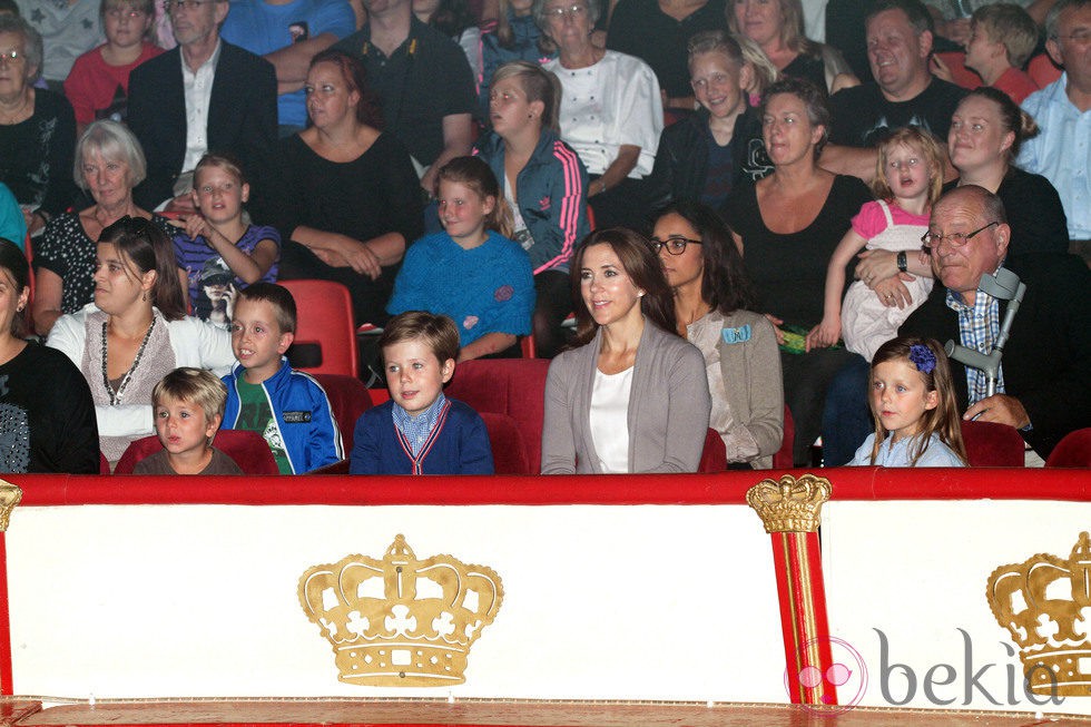 La Princesa Mary de Dinamarca con sus hijos en el circo Dannebrog