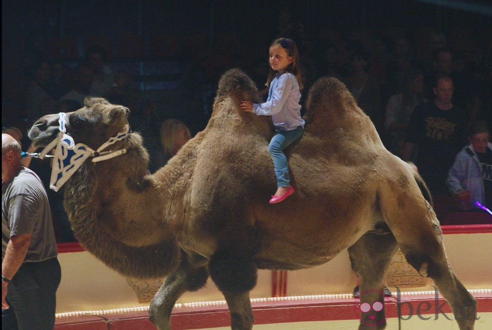 Isabel de Dinamarca montada en un camello en el circo