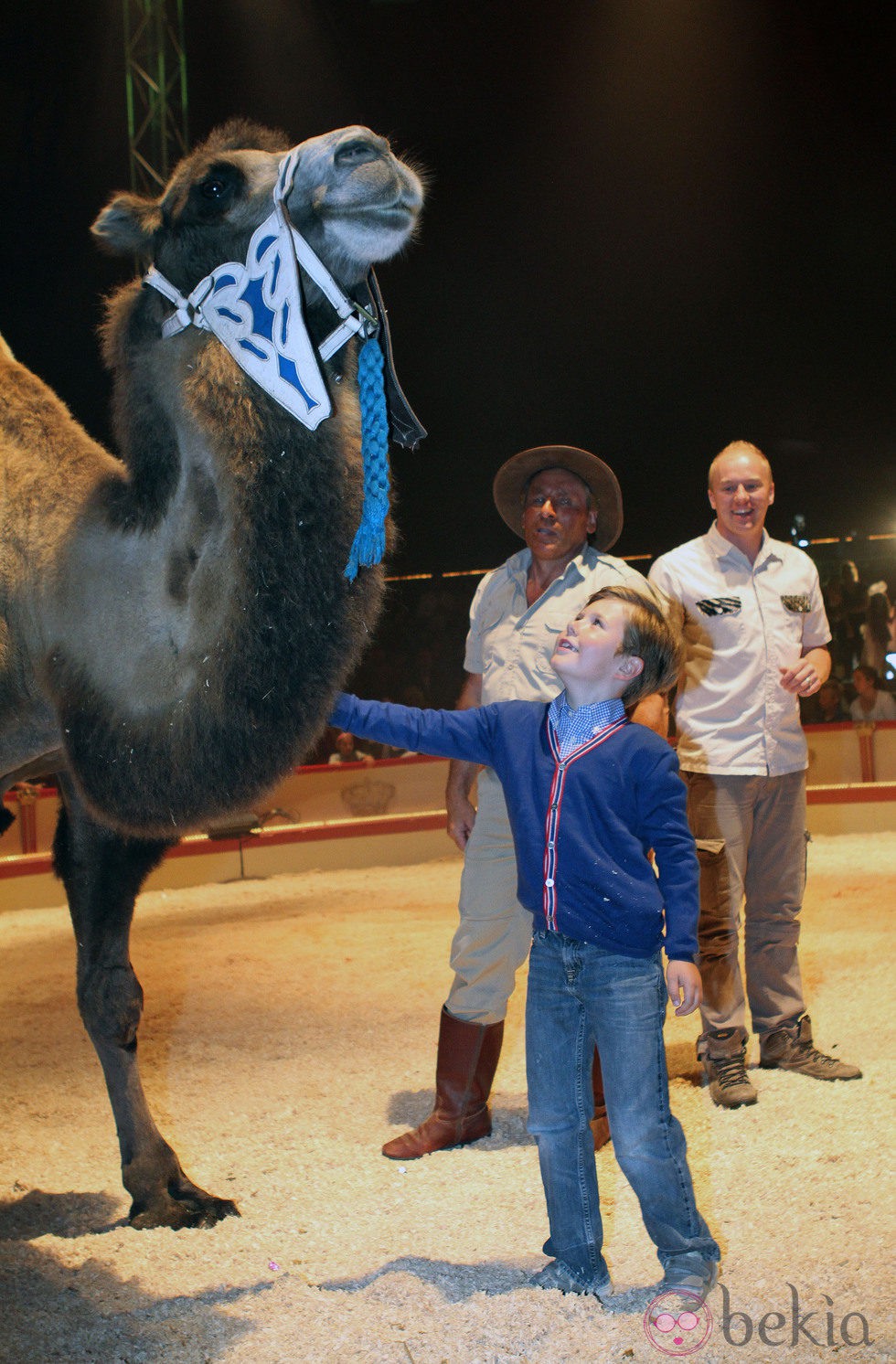 Christian de Dinamarca con un camello en el circo