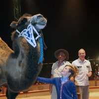 Christian de Dinamarca con un camello en el circo