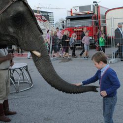 Christian de Dinamarca juega con un elefante en el circo