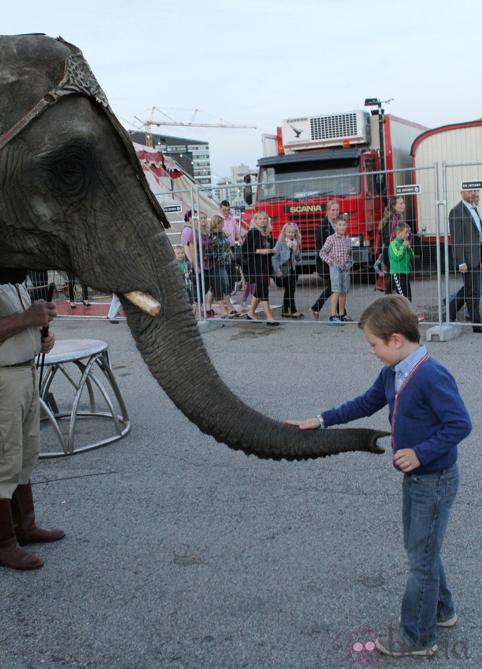 Christian de Dinamarca juega con un elefante en el circo