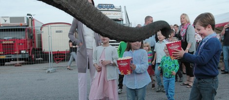 Christian e Isabel de Dinamarca dan de comer a un elefante en el circo