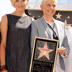 Portia de Rossi junto a su mujer Ellen Degeneres mientras recibe su estrella en el Paseo de la Fama de Hollywood