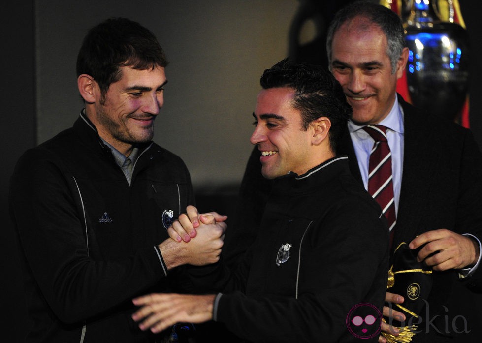 Iker Casillas y Xavi Hernández saludándose afectuosamente