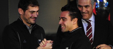 Iker Casillas y Xavi Hernández saludándose afectuosamente