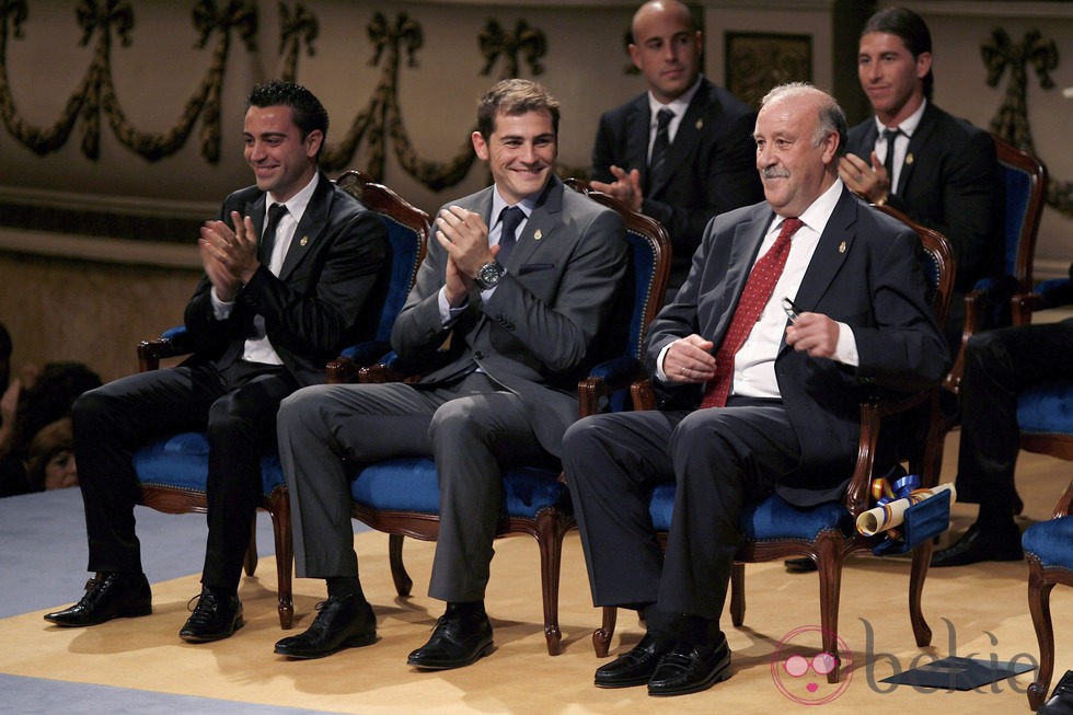 Xavi Hernández, Iker Casillas y Vicente del Bosque en los Premios Príncipe de Asturias 2010