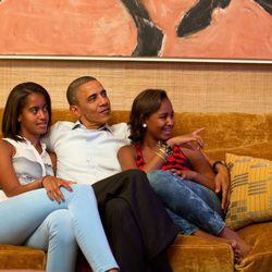 Barack Obama con sus hijas en el sofá