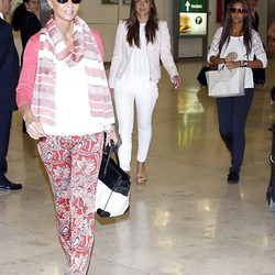 Isabel Preysler, Tamara Falcó y Ana Boyer en el aeropuerto de Barajas