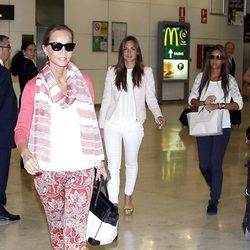 Isabel Preysler, Tamara Falcó y Ana Boyer en el aeropuerto de Barajas