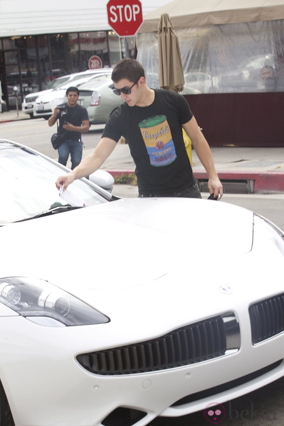 Nick Jonas recogiendo una multa en su coche en Los Ángeles