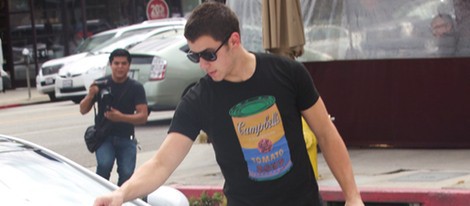 Nick Jonas recogiendo una multa en su coche en Los Ángeles