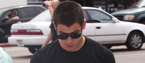 Nick Jonas sorprendido con una multa en su coche en Los Ángeles