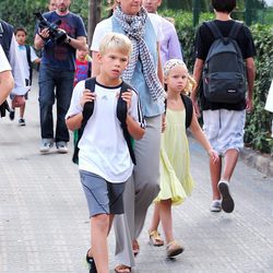 La Infanta Cristina con sus hijos Miguel e Irene a la salida del colegio en Barcelona