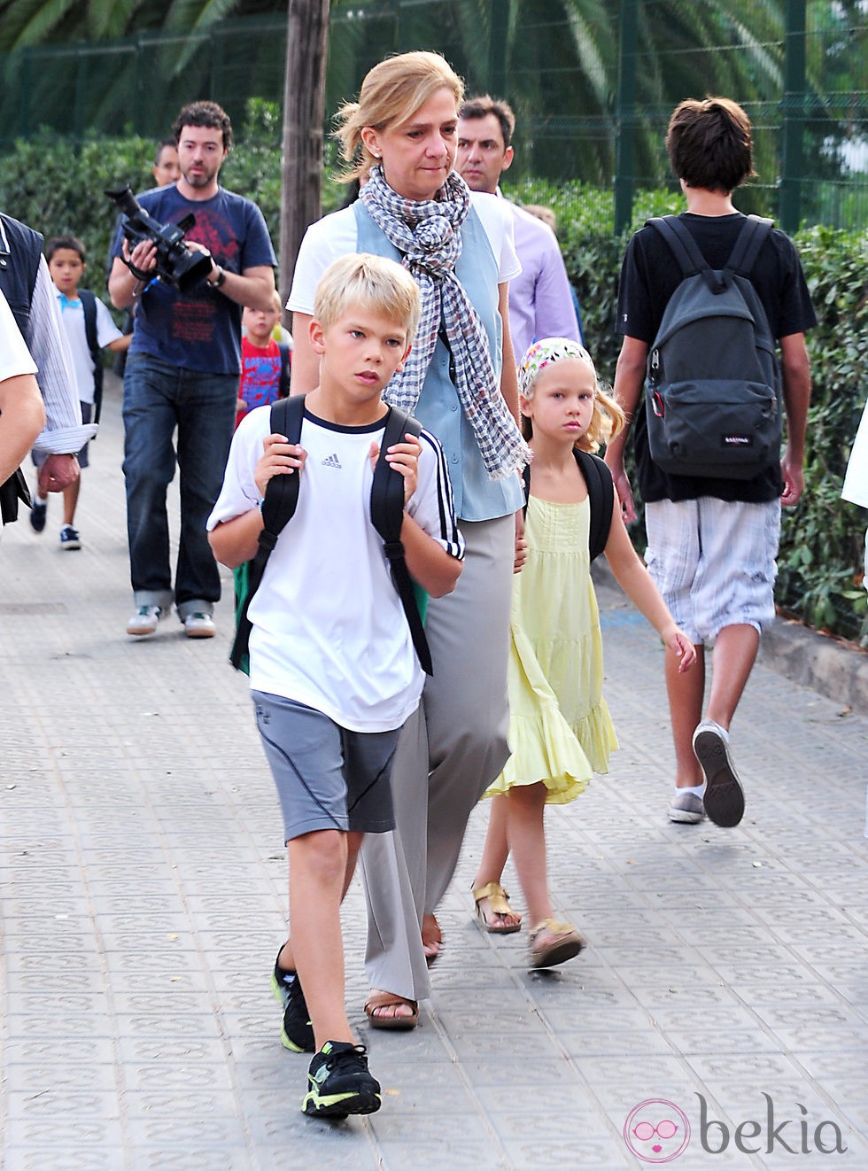 La Infanta Cristina con sus hijos Miguel e Irene a la salida del colegio en Barcelona