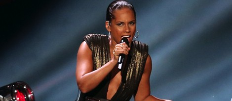 Alicia Keys actuando en la gala de los MTV Video Music Awards 2012