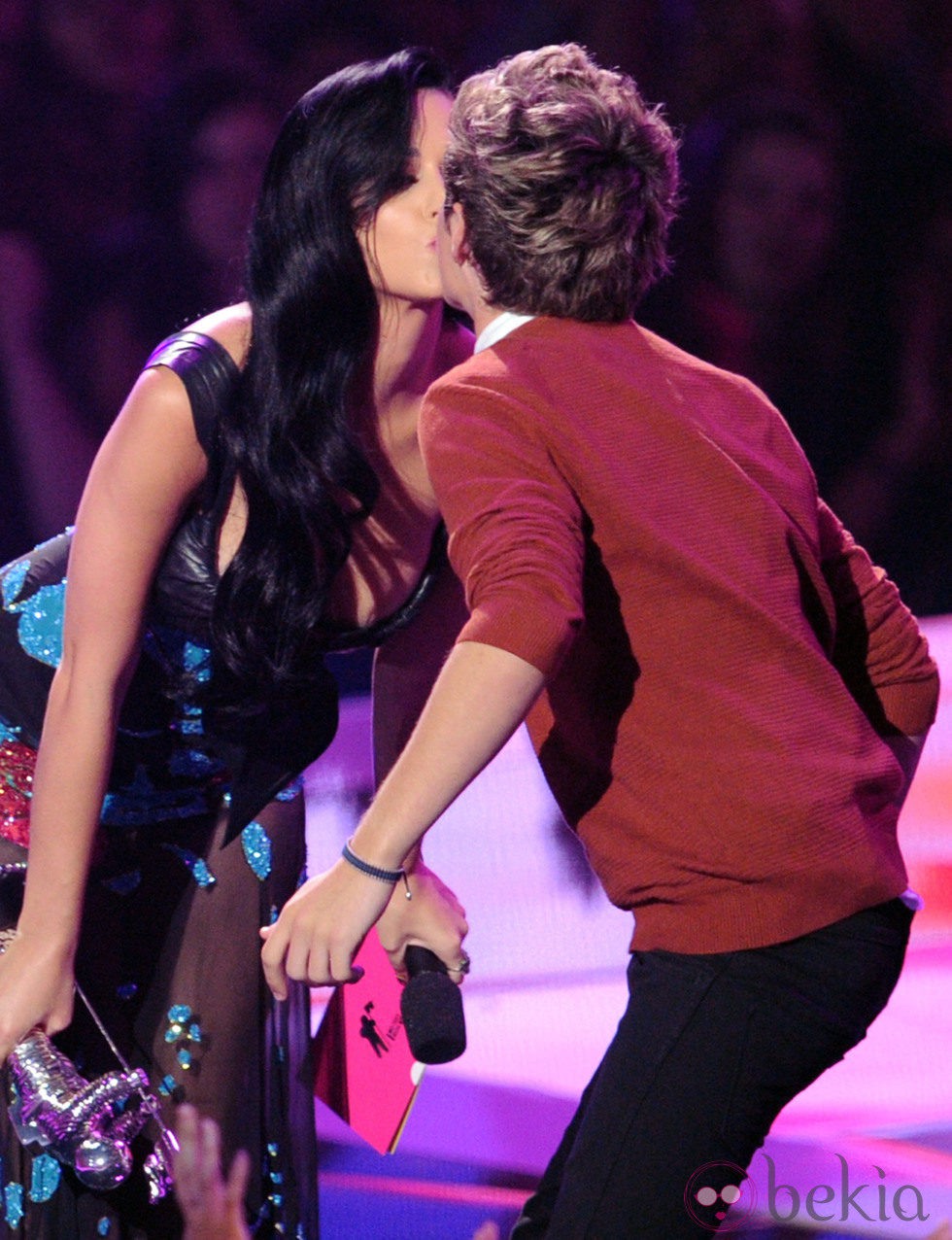 Katy Perry besando a Niall Horan en los MTV Video Music Awards 2012