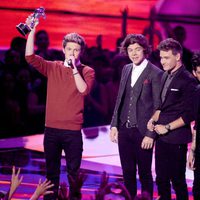 Los One Direction recogen su premio en la gala de los MTV Video Music Awards 2012