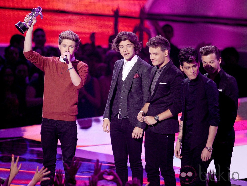 Los One Direction recogen su premio en la gala de los MTV Video Music Awards 2012