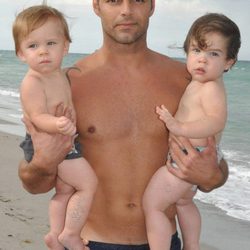 Ricky Martin con sus hijos Matteo y Valentino en brazos