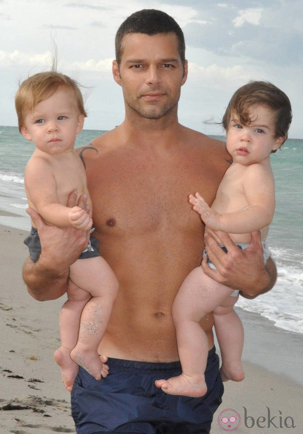 Ricky Martin con sus hijos Matteo y Valentino en brazos