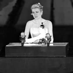Grace Kelly recoge el Oscar recibido por 'La angustia de vivir' en 1955