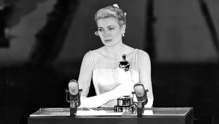 Grace Kelly recoge el Oscar recibido por 'La angustia de vivir' en 1955