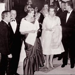 Rainiero y Grace de Mónaco con los Reyes Juan Carlos y Sofía y Frank Sinatra en 1962