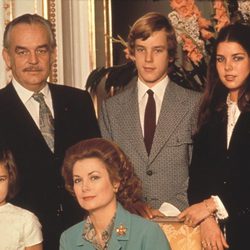 Rainiero y Grace de Mónaco con sus hijos Carolina, Alberto y Estefanía