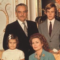 Rainiero y Grace de Mónaco con sus hijos Carolina, Alberto y Estefanía