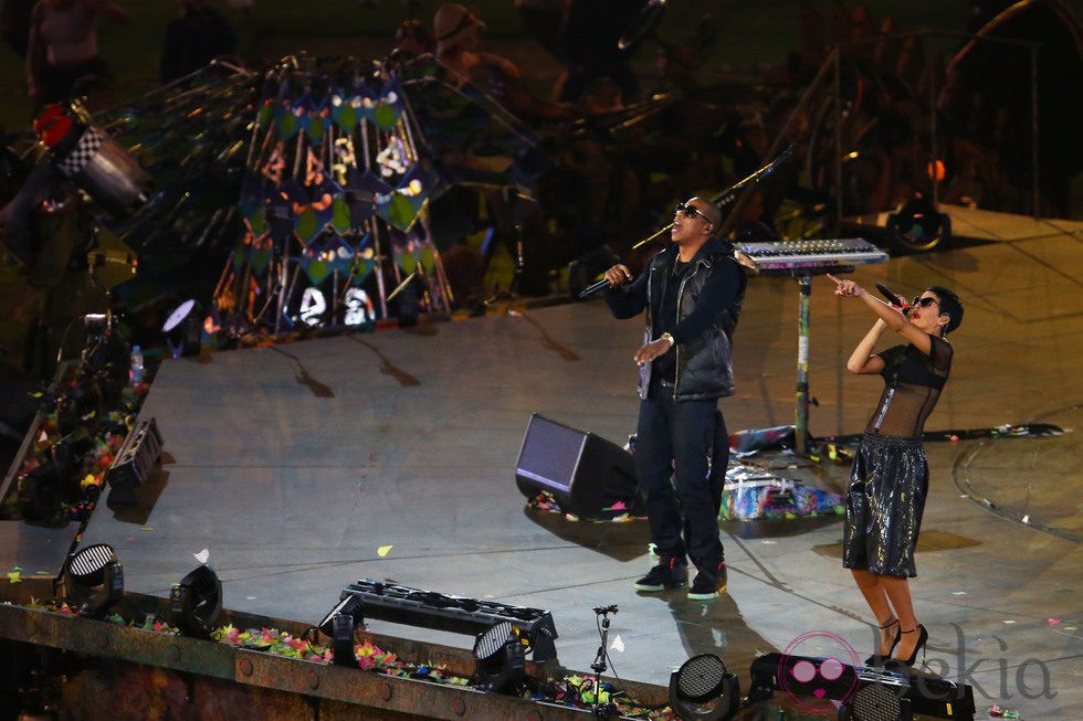 Rihanna y Jay-Z durante su actuación en la clausura de los Juegos Paralímpicos de Londres 2012