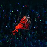 Rihanna desciende al escenario del Estadio Olímpico en la clausura de los Paralímpicos de Londres 2012